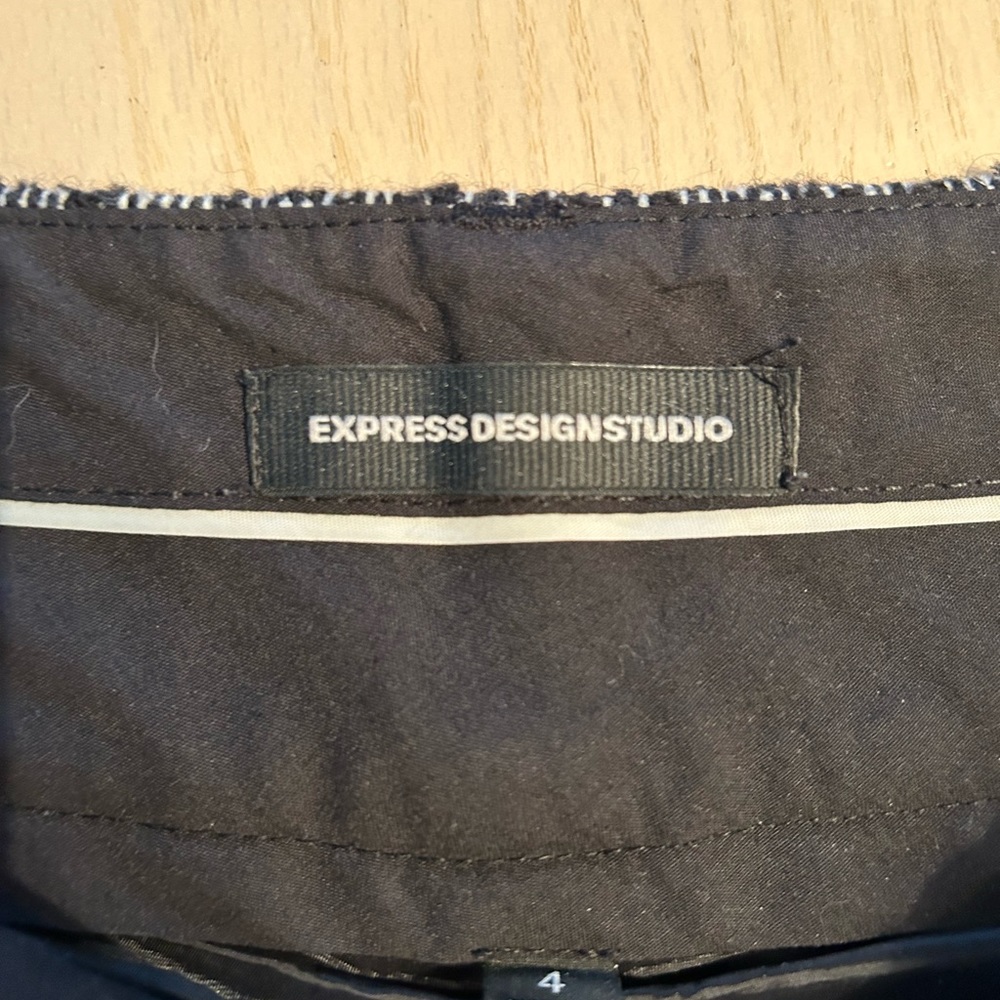 Express Shorts - Picture 6 of 9